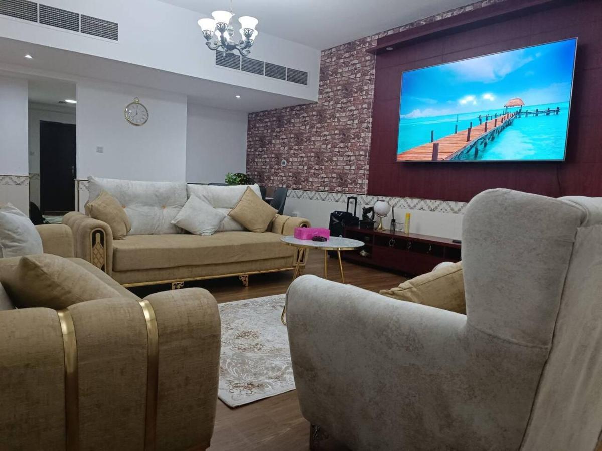 شقة كبيرة وفخمة Large And Luxury Two Bedroom Ajman Exterior photo