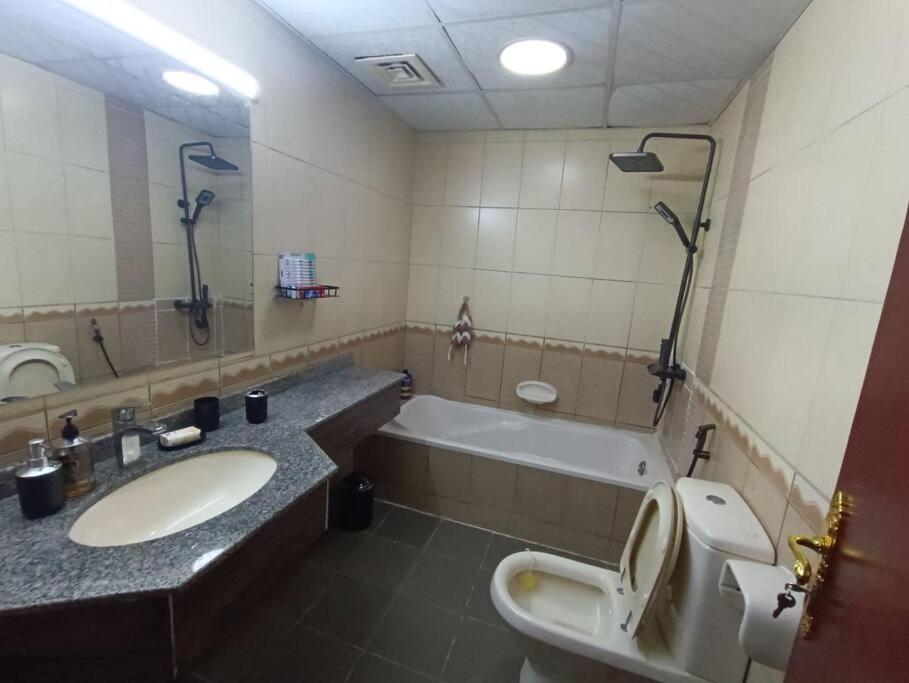 شقة كبيرة وفخمة Large And Luxury Two Bedroom Ajman Exterior photo