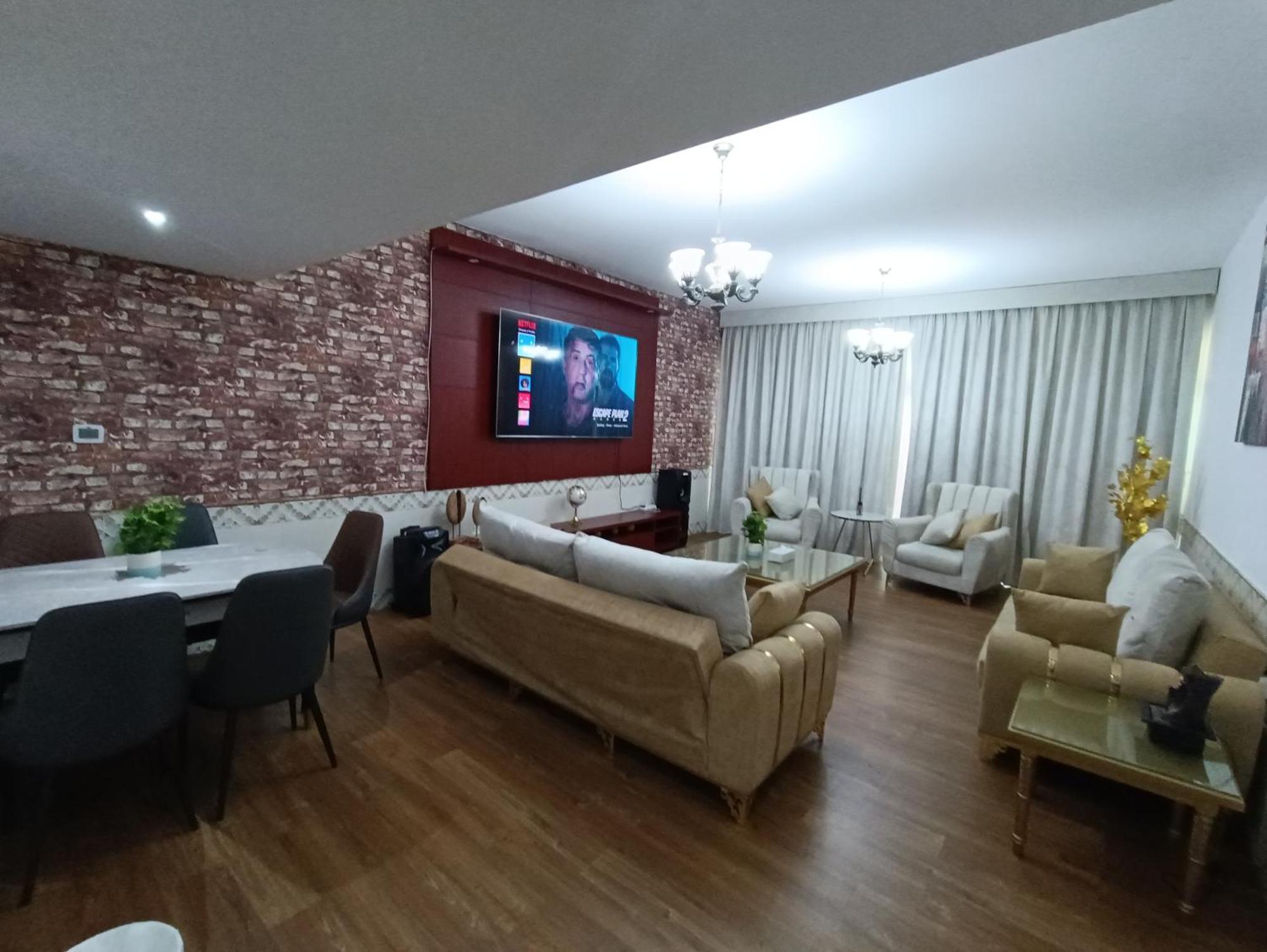 شقة كبيرة وفخمة Large And Luxury Two Bedroom Ajman Exterior photo