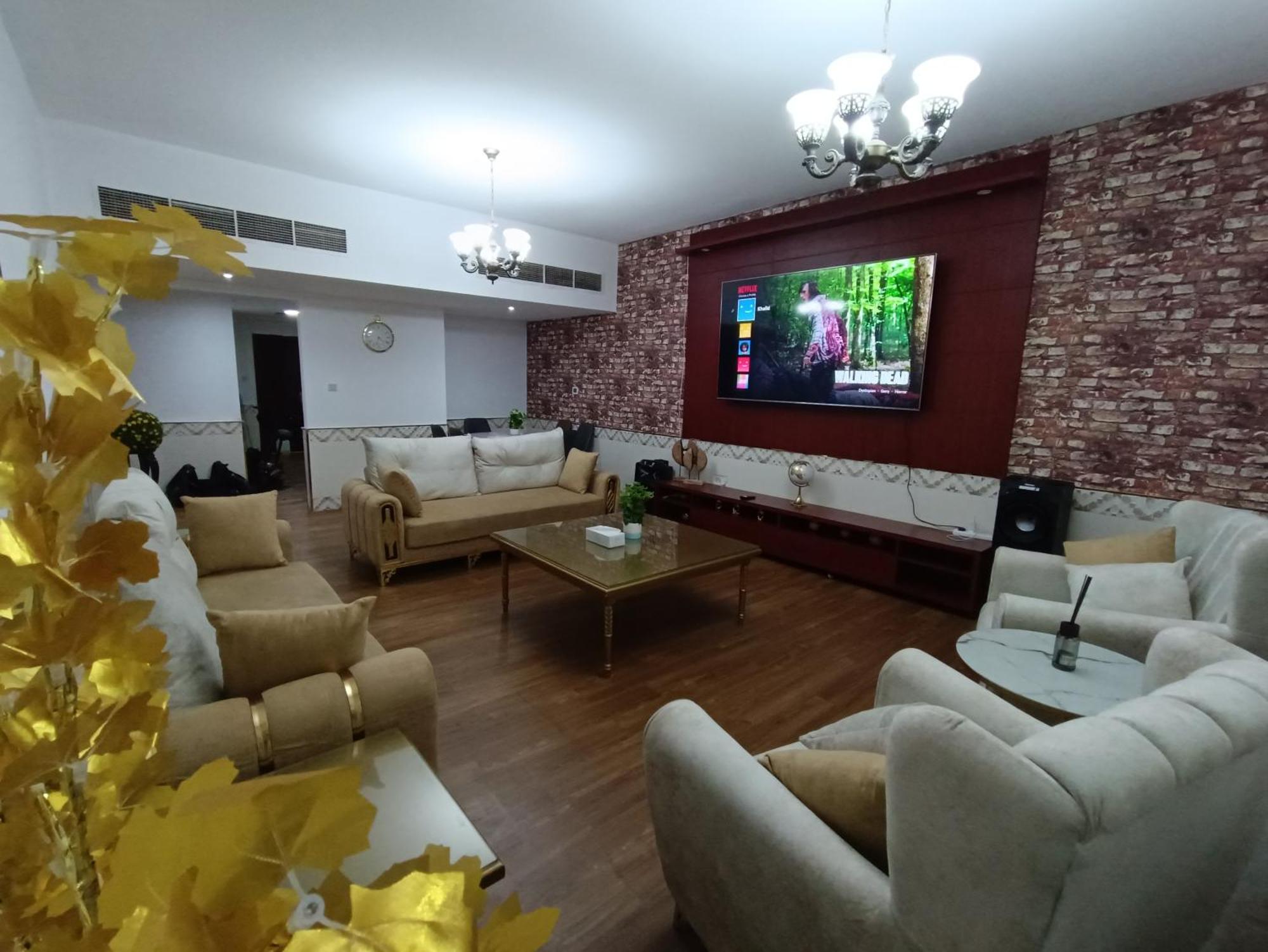 شقة كبيرة وفخمة Large And Luxury Two Bedroom Ajman Exterior photo