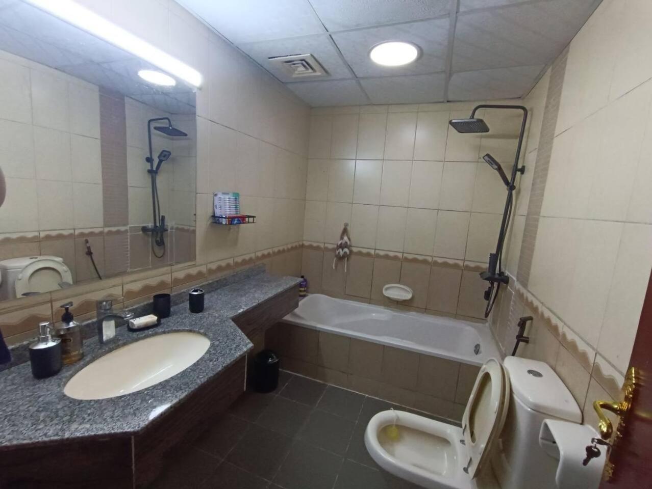 شقة كبيرة وفخمة Large And Luxury Two Bedroom Ajman Exterior photo