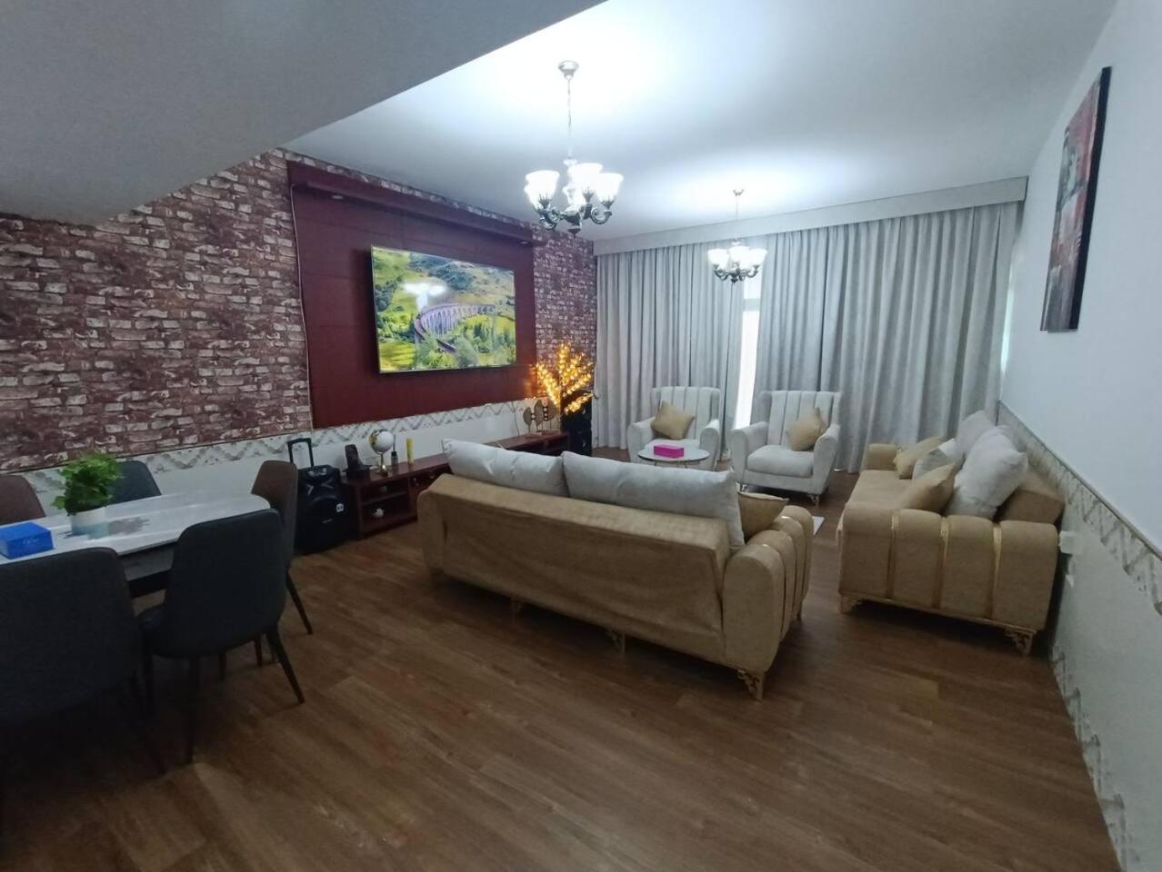 شقة كبيرة وفخمة Large And Luxury Two Bedroom Ajman Exterior photo