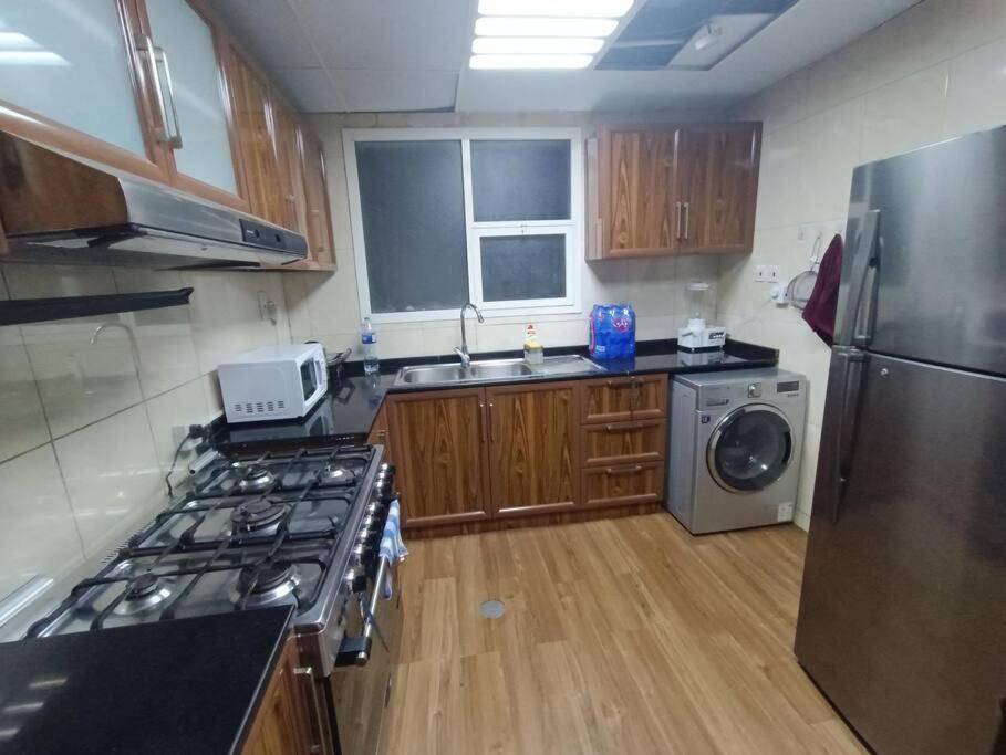 شقة كبيرة وفخمة Large And Luxury Two Bedroom Ajman Exterior photo