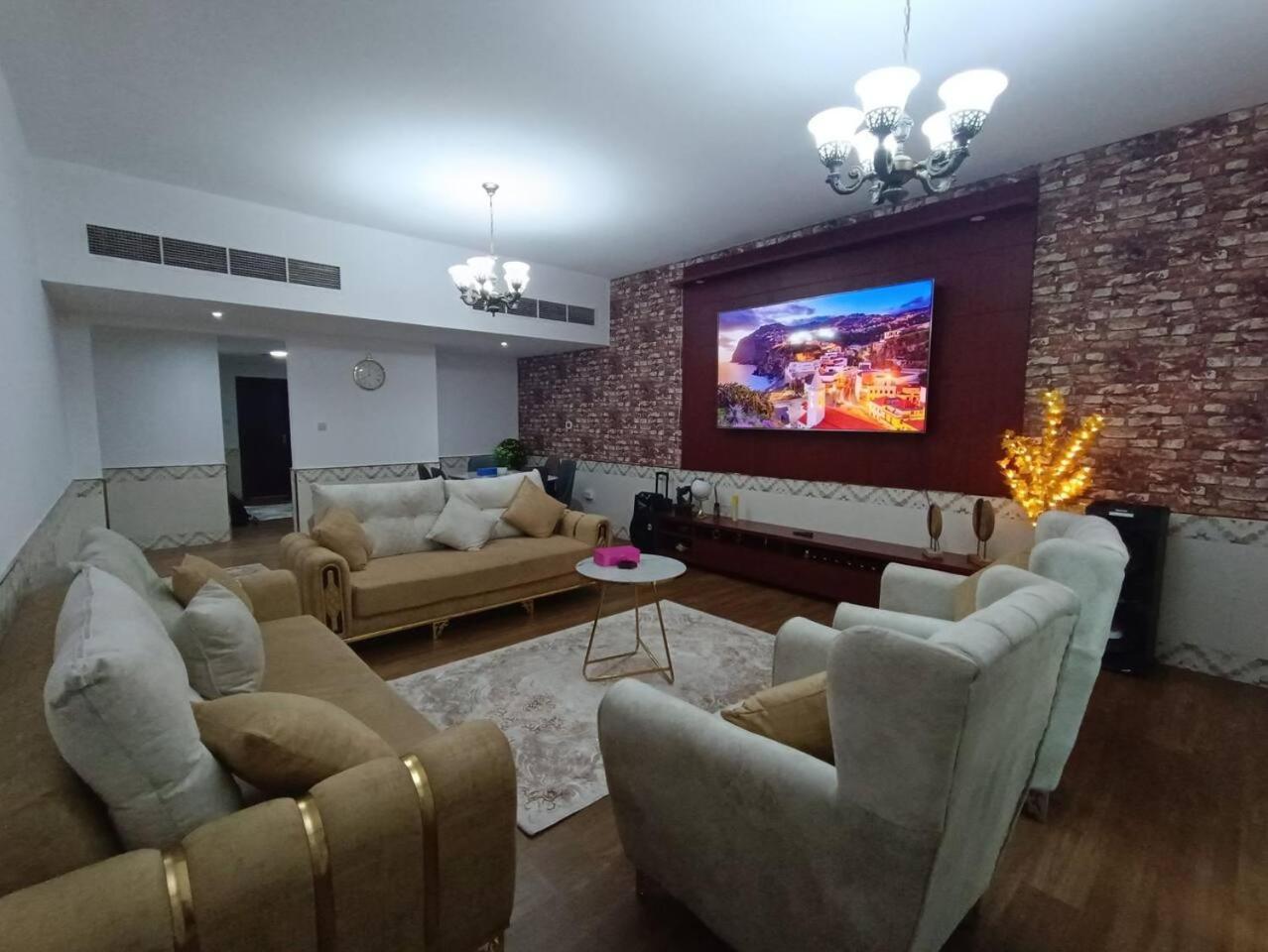 شقة كبيرة وفخمة Large And Luxury Two Bedroom Ajman Exterior photo